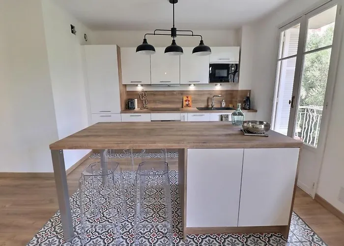 Charmant T2 Avec Balcon - Parking, Ac, Wifi