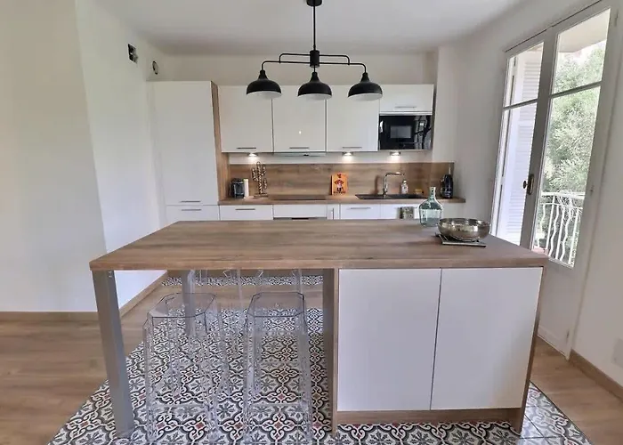 Charmant T2 Avec Balcon - Parking, Ac, Wifi