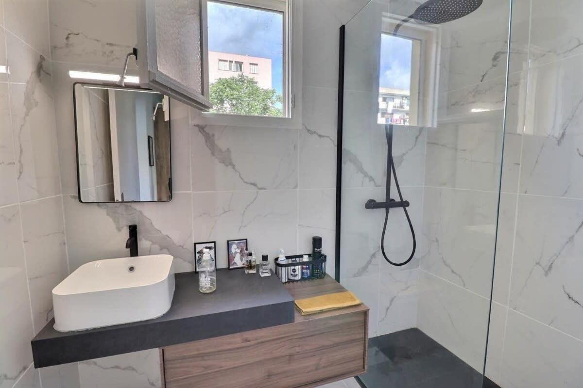 Apartment T2 Avec Balcon - Parking, Ac, Wifi